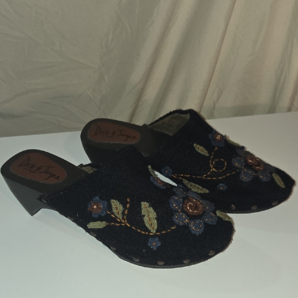 Dick & Jayne Black Floral Women's Clogs